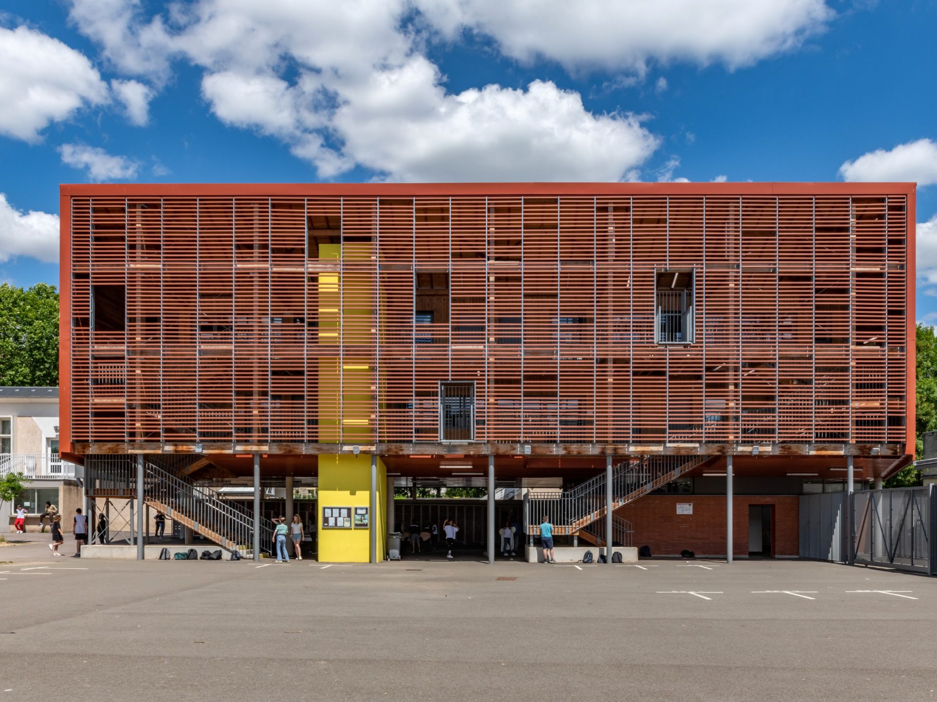 Collège Albert Camus à Dreux avec les brises-soleil Barro