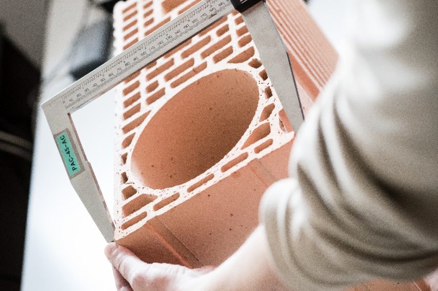 Contrôle qualité de briques Porotherm sur le site d'Achenheim.