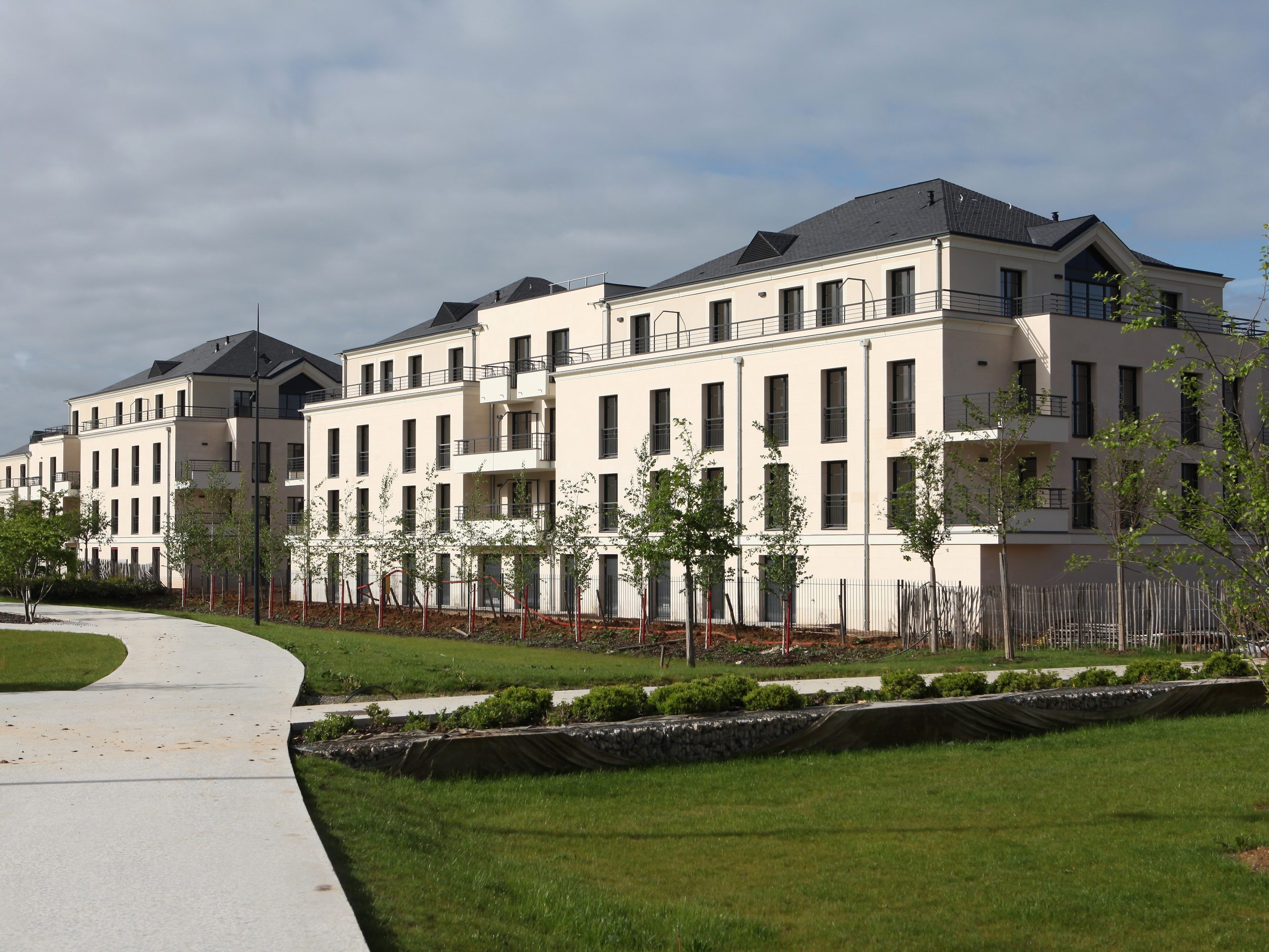 Logements collectifs sur 3 étages. Résidence Les Allées Royales. 37 540 St Cyr Sur Loire. Porotherm CITIbric