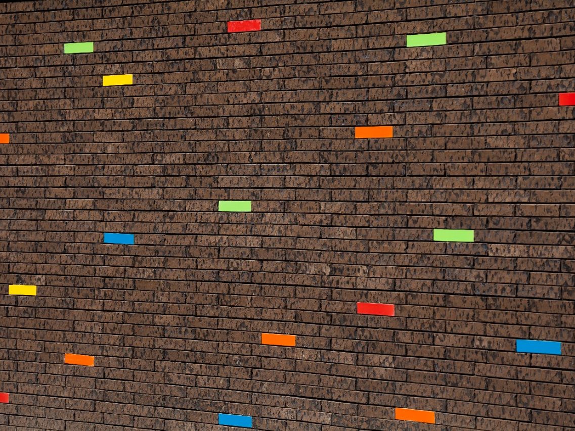 Salle de sports colorée. Salle des sports Mendès, rue du petit pont  59 650 Villeneuve-d’Ascq. Brique Terca Marono brun extra E1 et briques Terca émaillées.