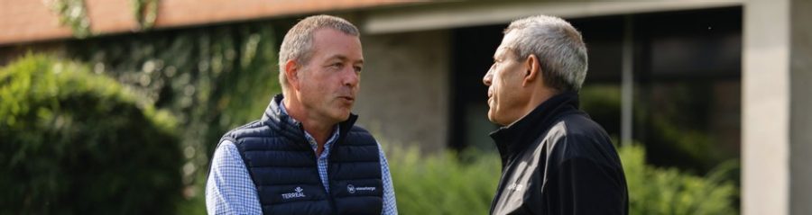 Commercial serrant la main d'un client
