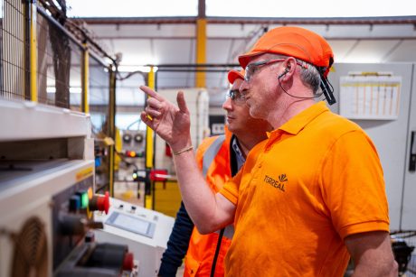 2 Personnes usine Roumazière