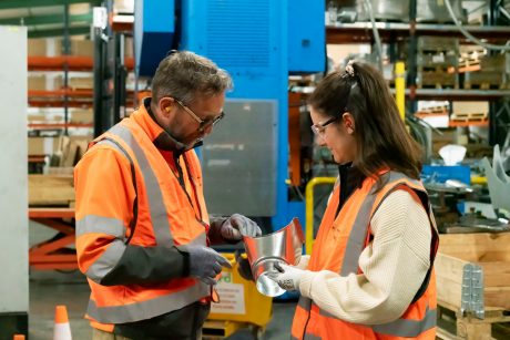 2 Personnes usine Achard gilet