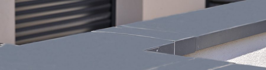 Résidence Althéa à Ajaccio avec système de goiuttière LINDAB et couvertine grise
