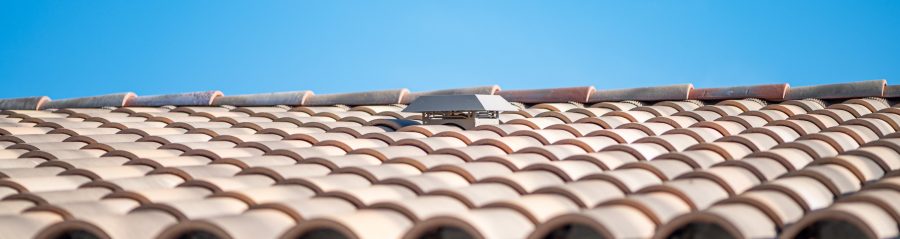Maison individuelle à Salleles d'Aude réalisée avec l'accessoire fonctionnel de toiture Lahe Raulique coloris sahara