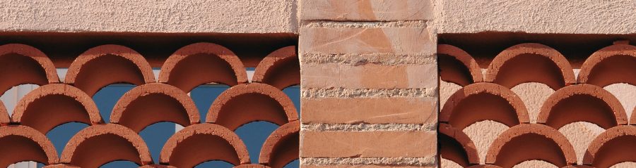 Habillage de murs d'un logement collectif à Albi avec Claustre arquet rouge