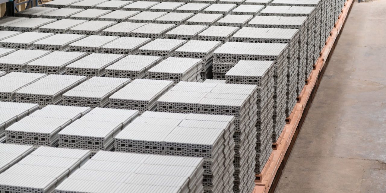 Usine produisant des briques de construction Porotherm sur le site d'Achenheim.