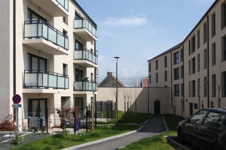 Logement collectif avec trois étages. Résidence Safran, 2 et 4 rue Charles Lefauconnier 14150 OUISTREHAM. Label EP+ C-. Brique Porotherm GF R20.