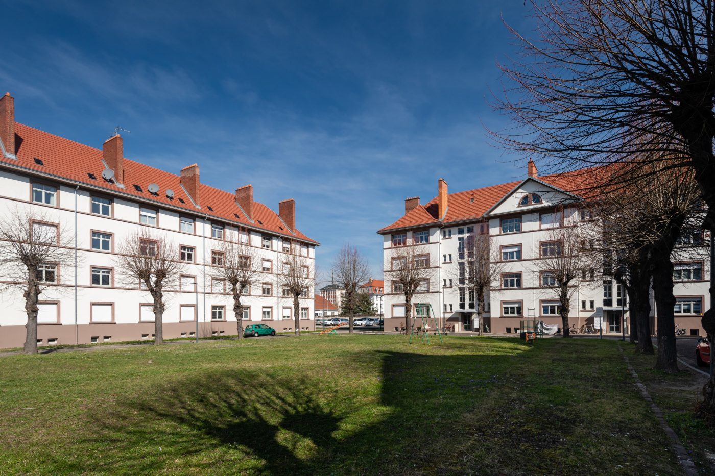 Deux bâtiments de logements collectifs avec trois niveaux. Résidence Marcot, STRASBOURG.Tuile Koramic Tradi 12 Nuagé.