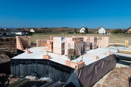 Chantier en cours avec les briques Monomur R37 au domaine vinicole Anstotz et Fils