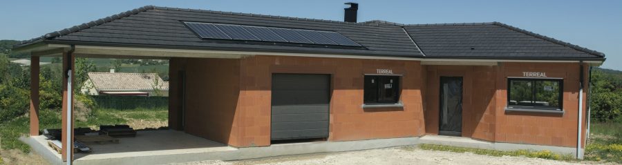 Maison individuelle à Tocane Saint Apre réalisée avec Calibric One V2 - pilier monolithe - coffre de volet roulant - appui monolithe - Tuile Volnay PV et panneau solterre Premium