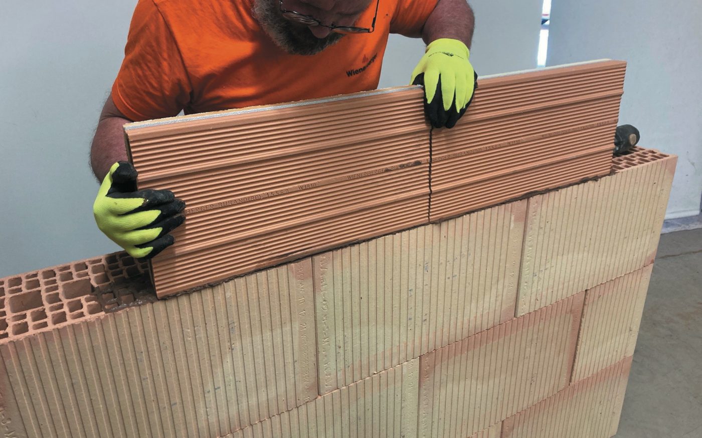 Pose de la planelle ISO+ 6,5. Les joints horizontaux et verticaux sont réalisés au mortier joint épais.