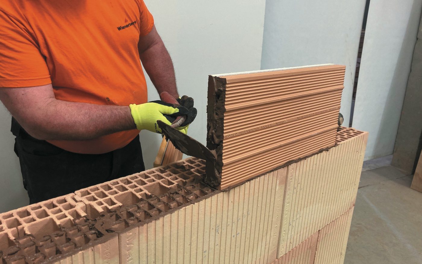 Pose de la planelle ISO+ 6,5. Les joints horizontaux et verticaux sont réalisés au mortier joint épais.