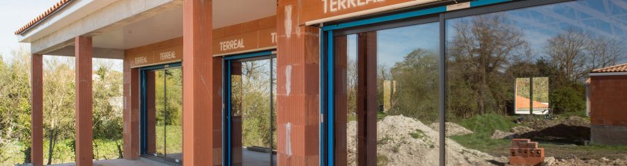 Maison individuelle à Semussac réalisée avec calibric One - pillier monolithe - coffre de volet roulant
