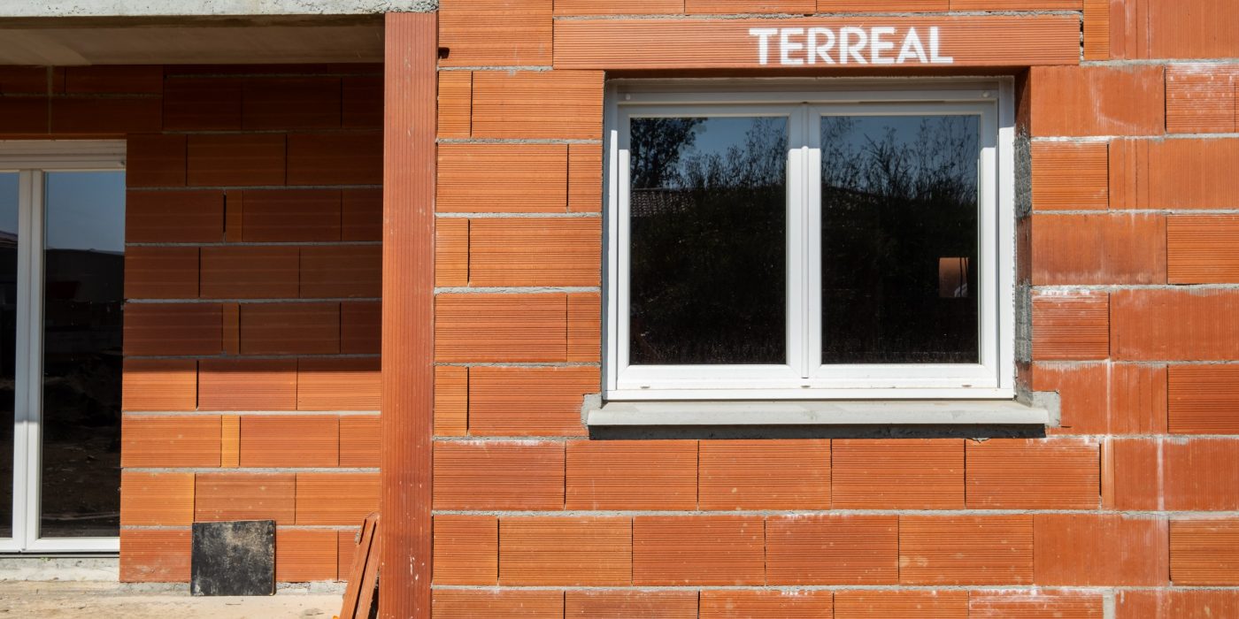 Maison en briques creuses traditionnelles Terreal - maxi linteau - coffre de voulet roulant - angle monolithe à Fontenille
