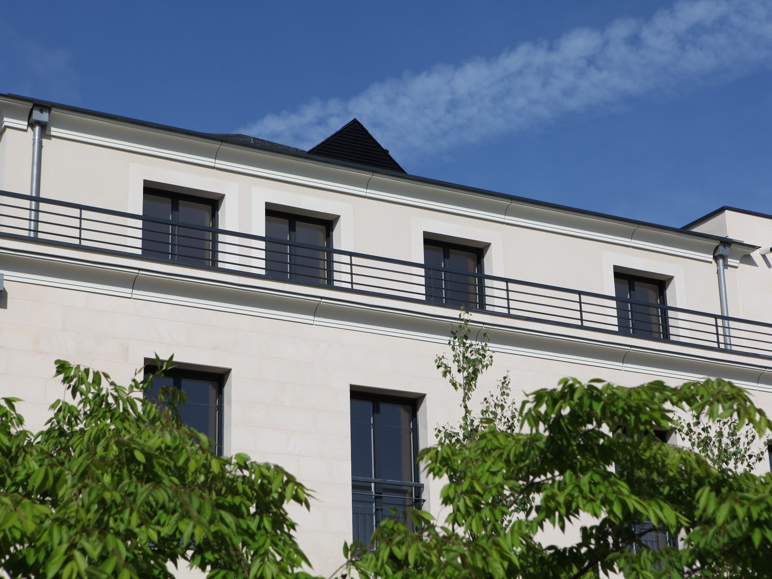 Logements collectifs sur 3 étages. Résidence Les Allées Royales. 37 540 St Cyr Sur Loire. Porotherm CITIbric