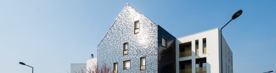 Un bâtiment collectif avec 3 étages. Résidence Florescence. 1 rue Alexandre Fleming Pont à Mousson. Toit koramic tuiles plates 301, antracite et lie de vin émaillé