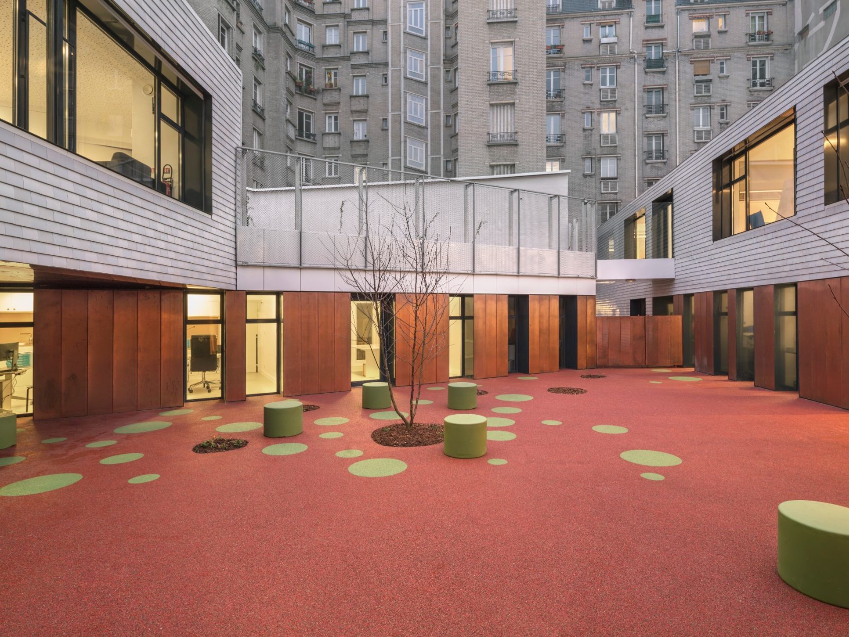 Structure multi-acceuil avec un seul étage.  La Villa Vauvenargues, Pôle enfance avec structure multi-accueil (120 berceaux, accueil de familles fragilisées, crèche associative, crèche faimiale), 10 rue Vauvenargues 75018 PARIS. Tuile Koramic Plate 301 17 x 27 Blanc Emaillé, 3 nuances.