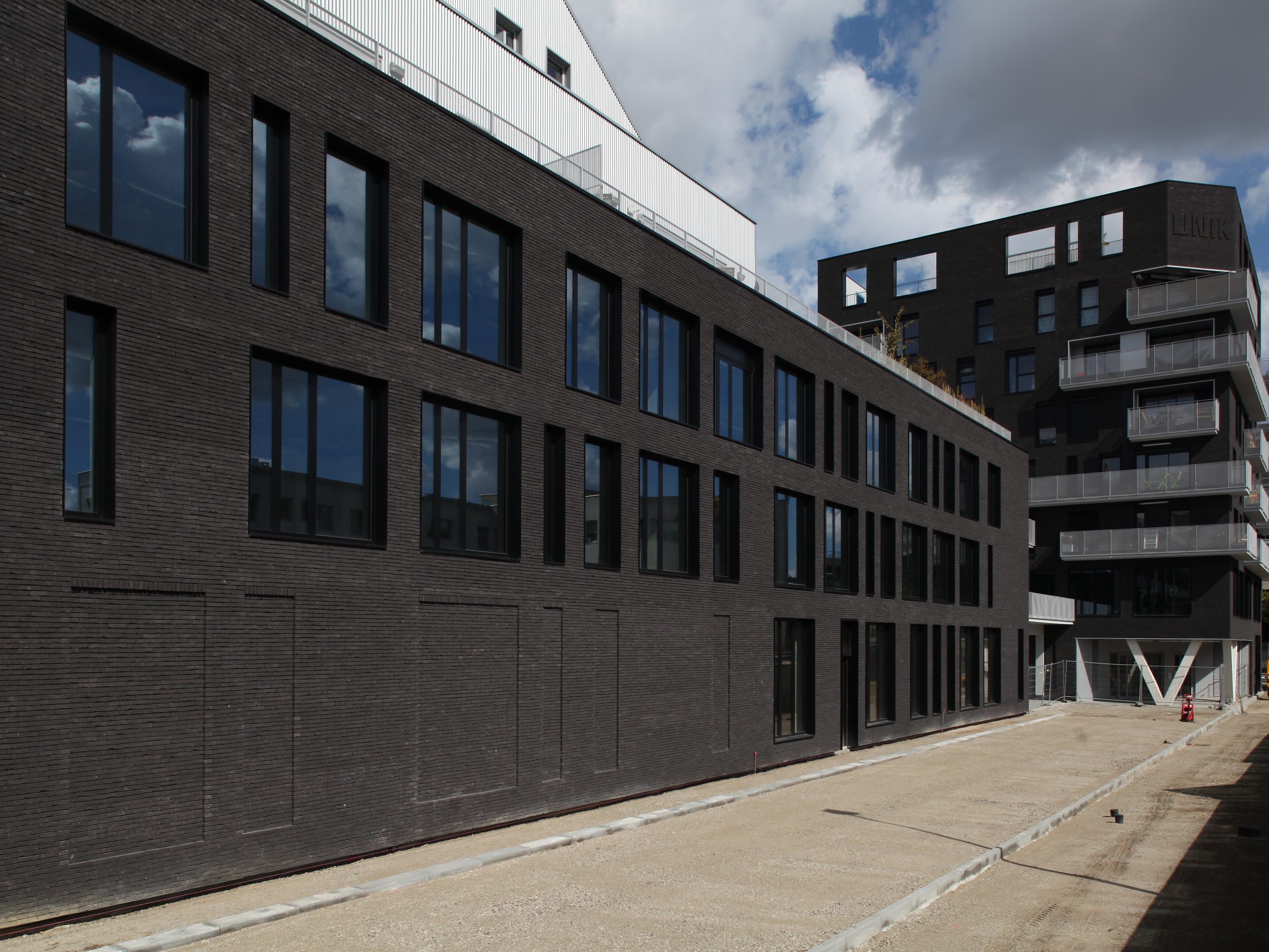 Immeuble collectif. SCCV Erables Résidence UNIK, Place des Erables 44000 NANTES. Brique Terca Ligne Moulée Main Agora Noir Graphite.