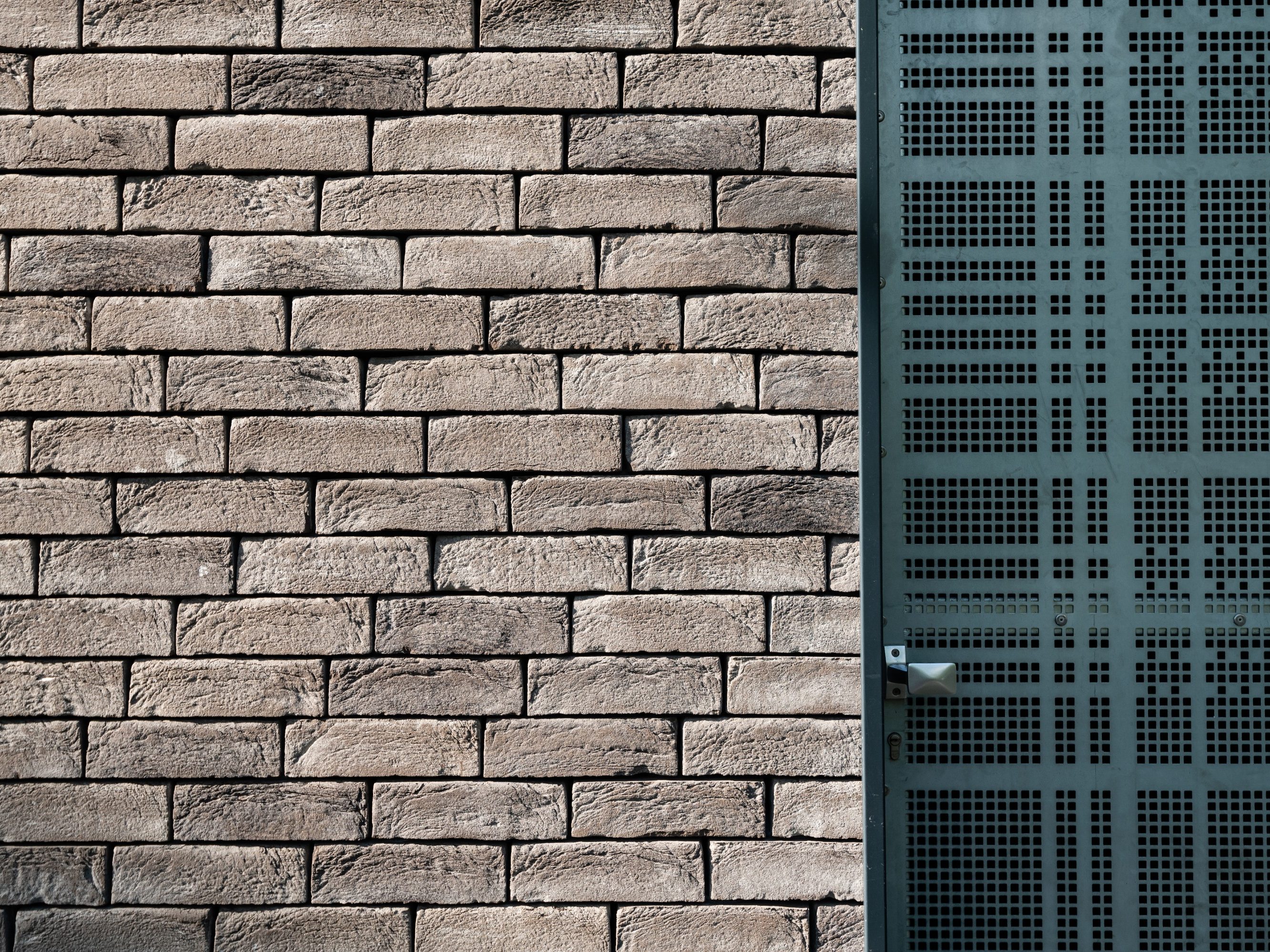 Bâtiment de 3 étages. Bâtiment Hephaistos 50,52,54,56 Route du rhin - Strasbourg. Brique Terca Pagus Illuzo Gris Noir