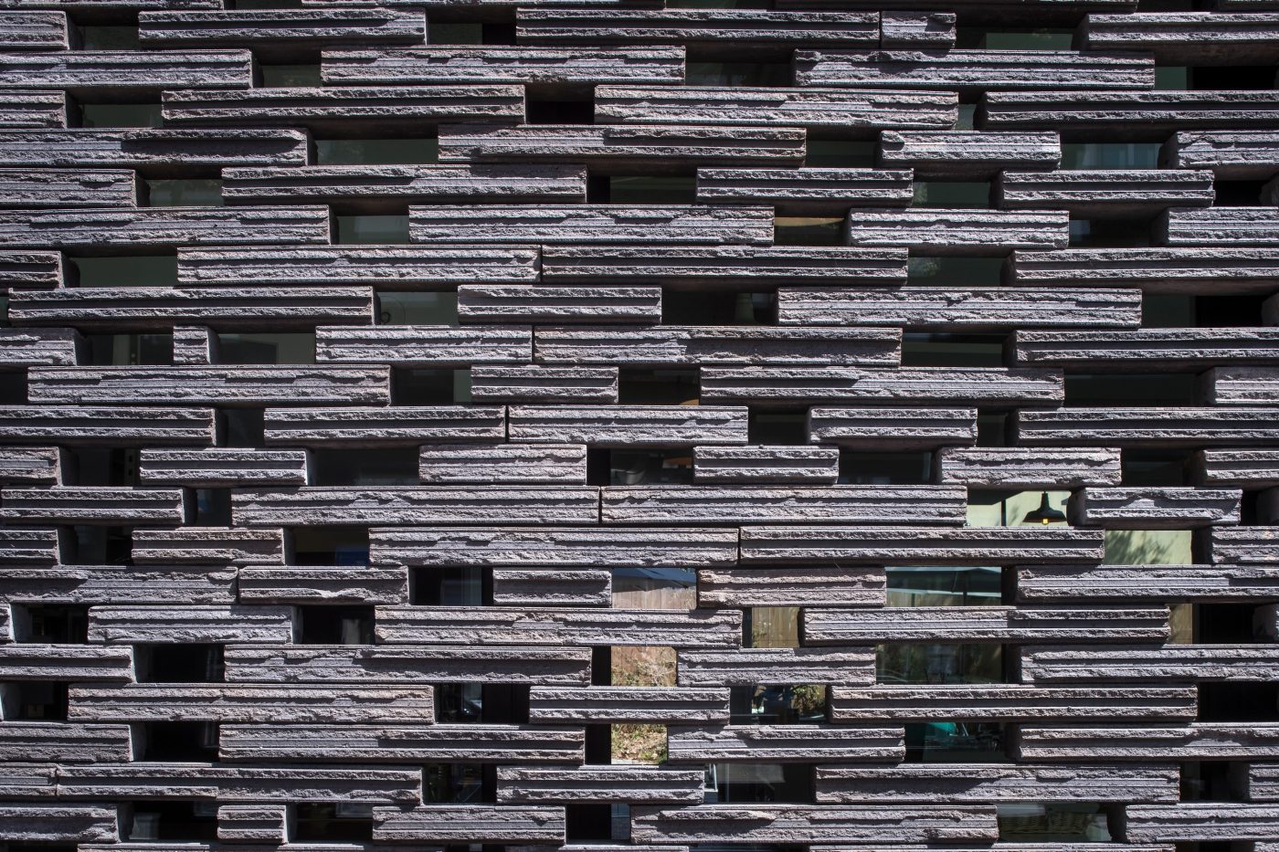 Bureaux d'entreprise avec deux étages. Mise en oeuvre façade. SCI Dedale, 16 avenue de la Perrière 56100 LORIENT. Brick Terca Briques Pleines 495 x 95 x 48 Cassia Noir graphite. Pose à joints vifs.