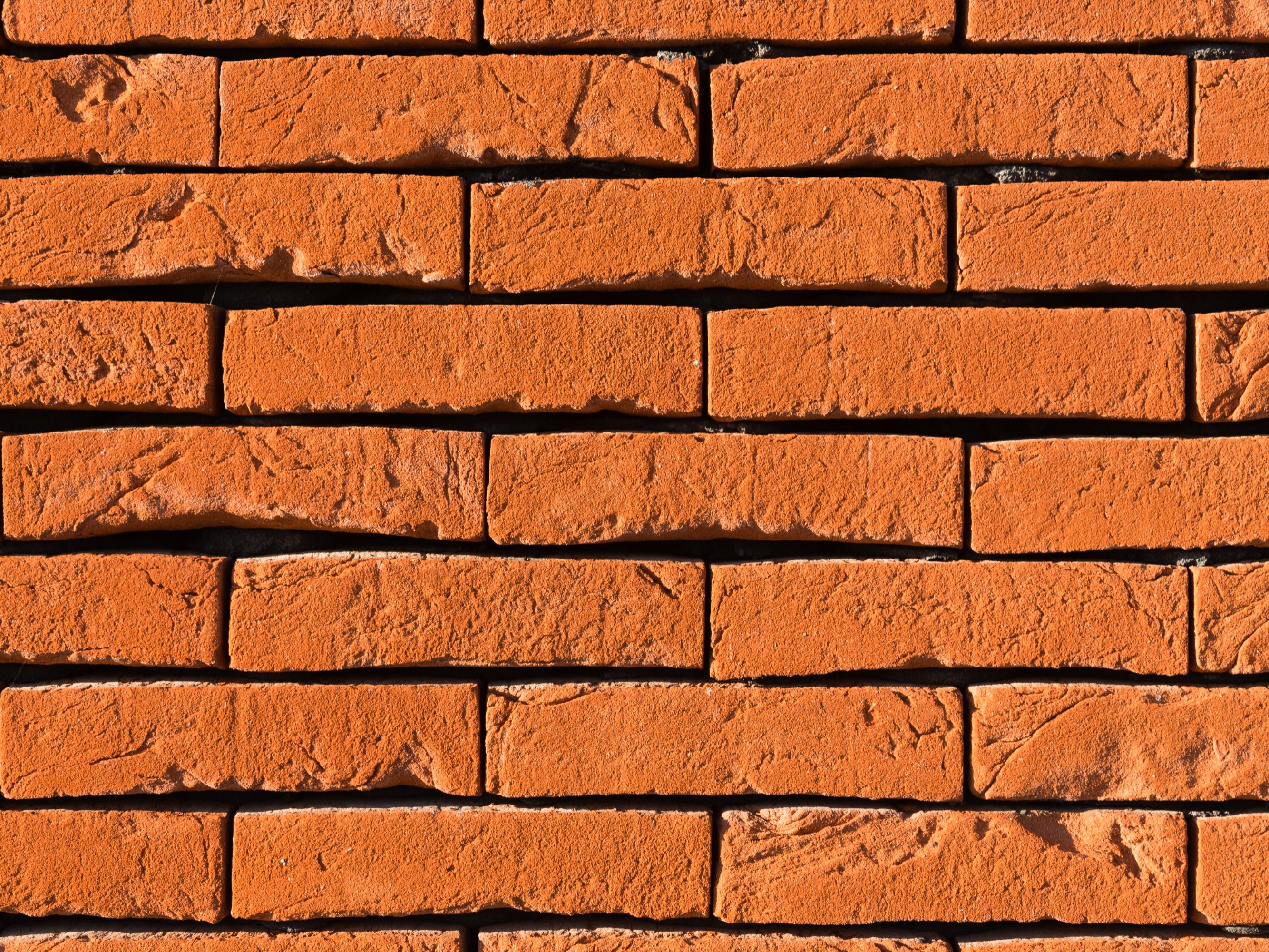 Bâtiment avec un seul étage. Piscine municipale de Hautepierre, rue Baden Powell 67200 STRASBOURG. Brique Terca Ligne Moulée Main Forum rojo. Pose en joints vifs. Mise en œuvre bardage.