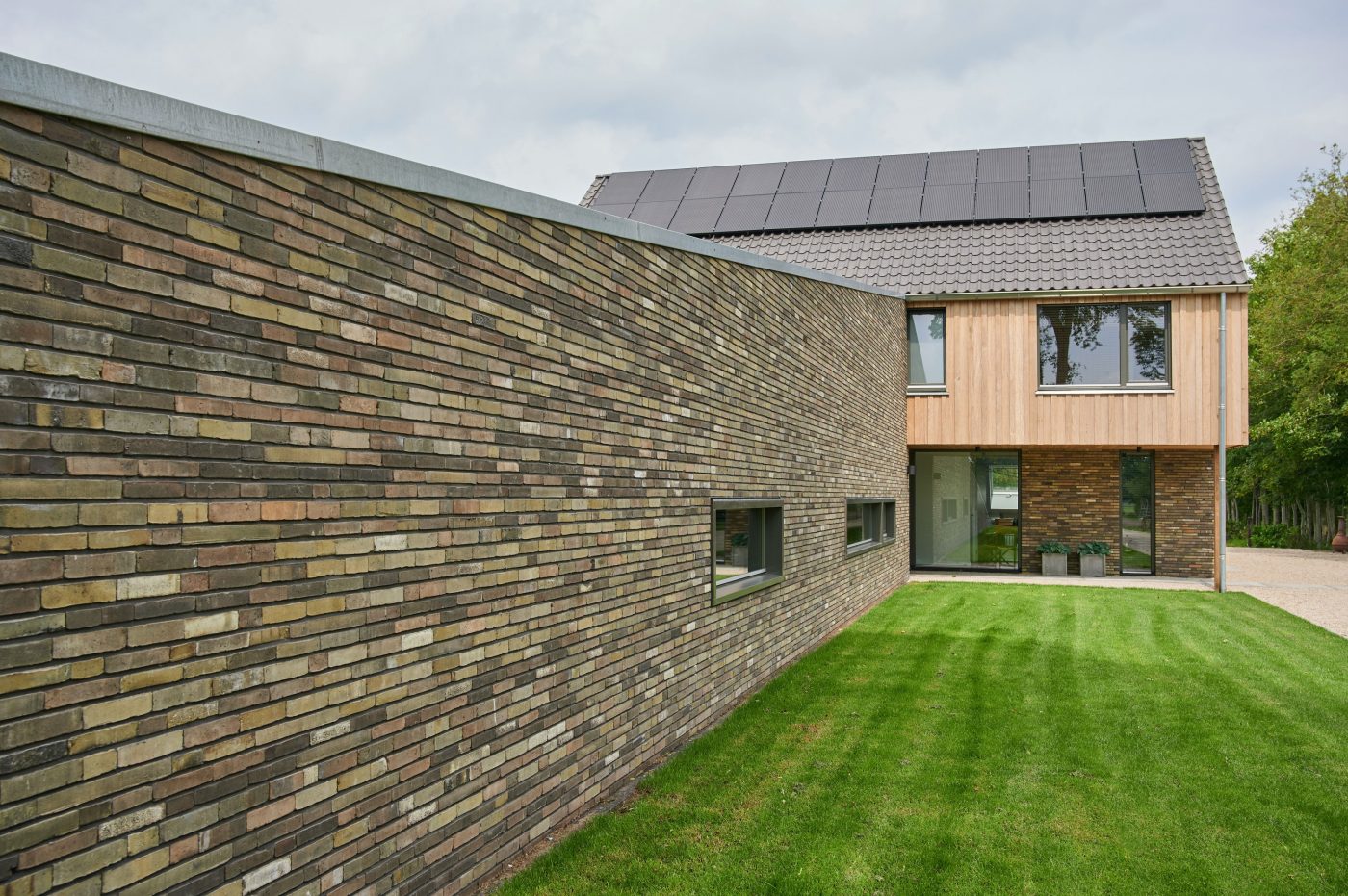 New Construction Open - Detached House | Sonnega | Facingbrick: Virtua WS WF, VF and LF400 | Rooftile: Oude Holle Sinus vieilli blauw gesmoord | Architect: ArchitectuurStudio SKA, Niekerk, Architects Jetze Kuipers & Wytse Kamsma | Photographer: Ronald Zijlstra | Completion Date: 2016-12-31