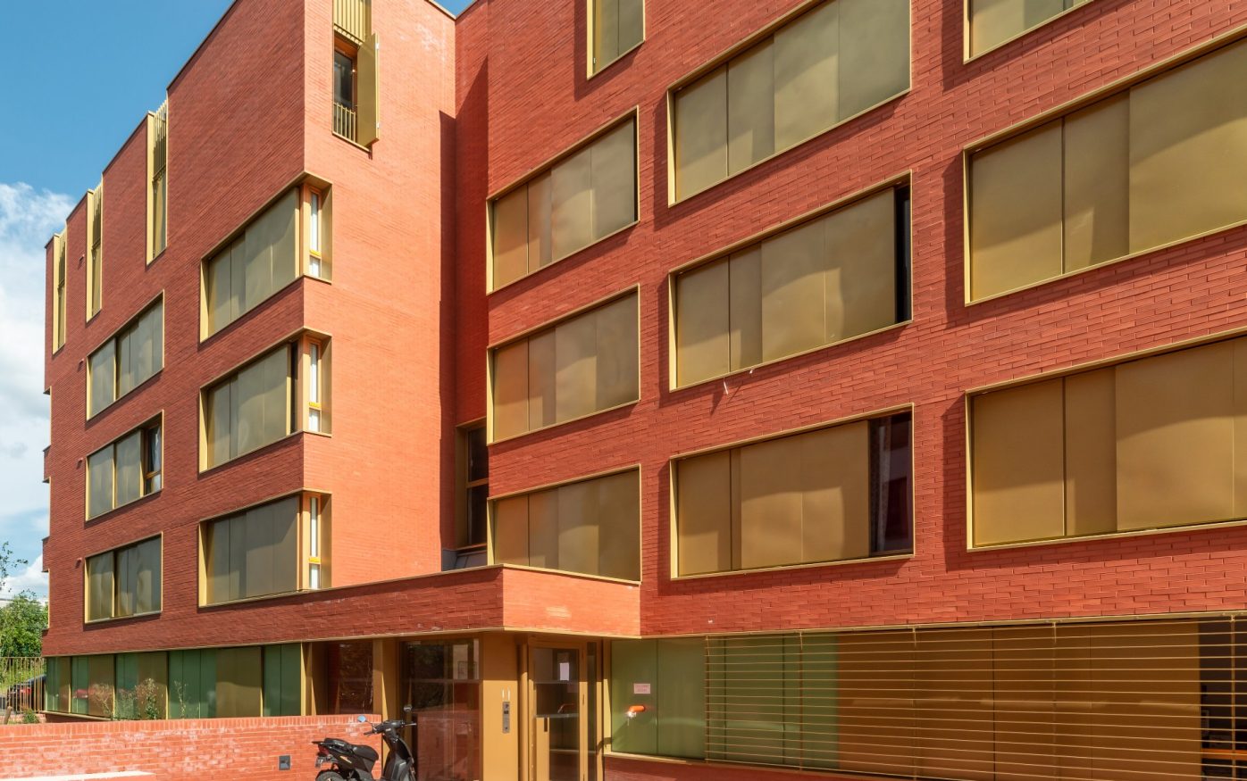Logement collectif à Epinay avec la collection Terre Teinte Rouge