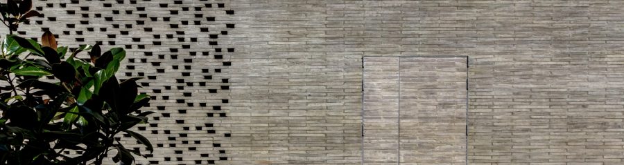 Bâtiment avec un moucharabieh. Lauréat du prix « culture, jeunesse et sport », Equerre d’argent 2014. Amicale Laïque Chapelon, 16 place Jacquard 42000 SAINT-ETIENNE. Brique Terca Ligne Moulée Main Wasserstrich Spécial Gris.