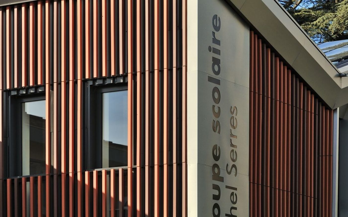 Restaurant universaire à Metz avec Barro brise-soleil Rouge