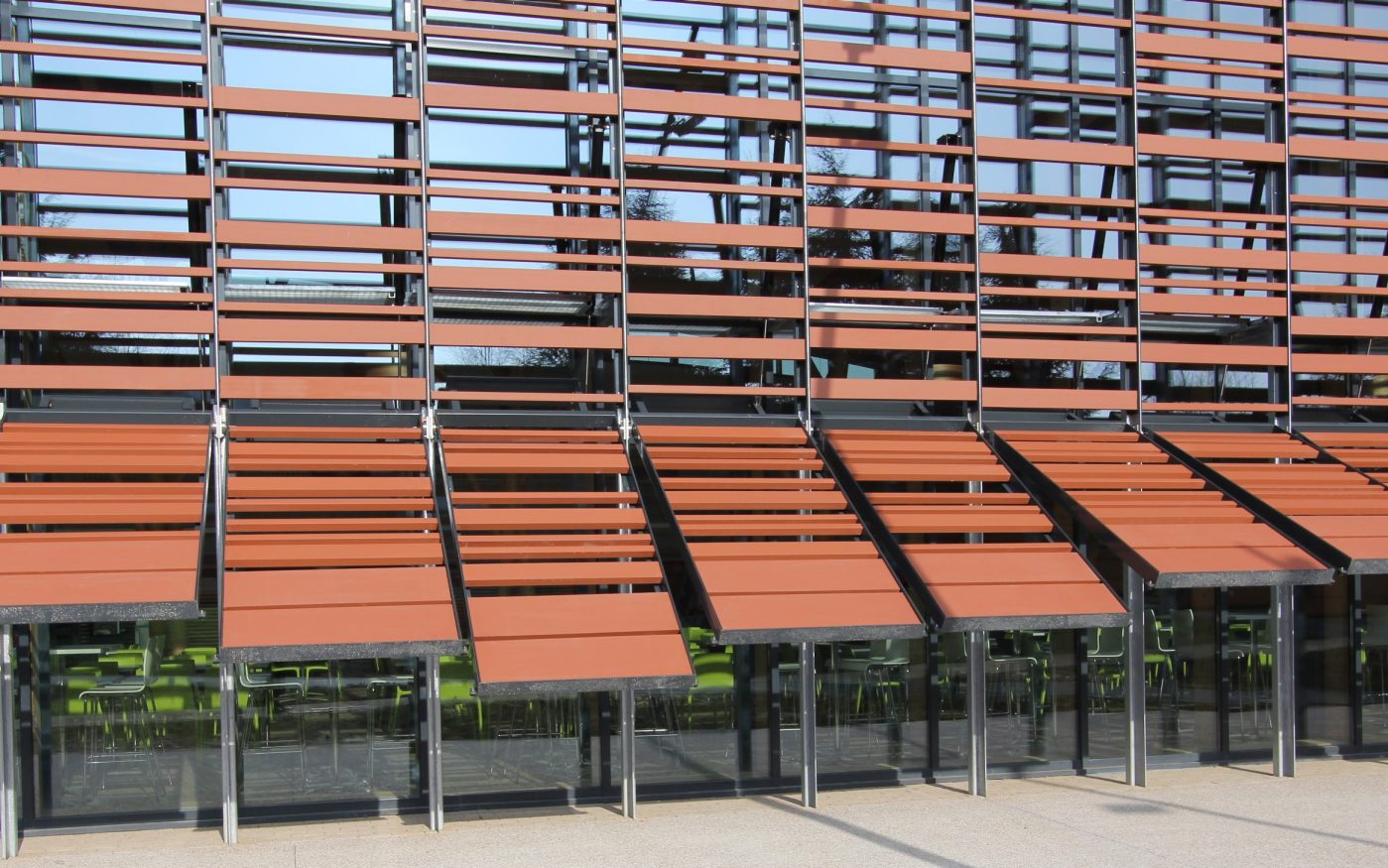 Restaurant universaire à Metz avec Barro brise-soleil Rouge