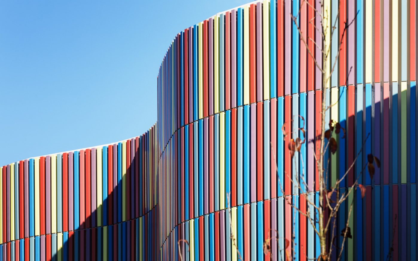 Bâtiment public avec quatre étages. Mise en œuvre bardage. CAF de Maubeuge. Panneaux Argeton Barro Tampa Abricot Beige