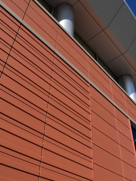 Riverview health hospital à Westfield réalisé avec Piterak Slim - Piterak XS - Bardage sur mesure cranté rouge et gris clair