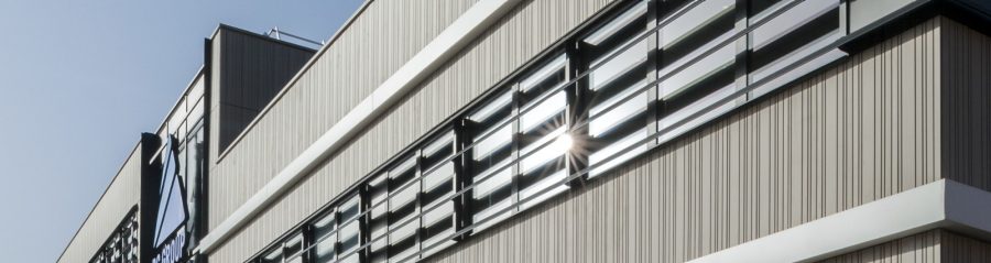 Siège social avec deux étages. Mise en oeuvre bardage installé verticallement. Siège social CEPROM Le dôme de Rentilly, ZAE du Gué Langlois 24 Avenue du Gué Langlois 77600 Bussy-Saint-Martin. Panneaux Argeton Altivo Gris Argent, Noir bazalt, Rouge, Altivolite.