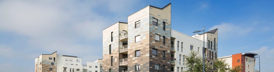 Logement collectif avec 50 logements. 3682 m² SP 5.15 M€ HT. Mise en oeuvre bardage de 2400 m2. Ilot C9, ZAC du Grand Large - Neptune 59140 DUNKERQUE. Panneaux Argeton Argelite 200/640 Gris Volcan, Gris minéral, Gris clair, Bleu glacier, Blanc perle.