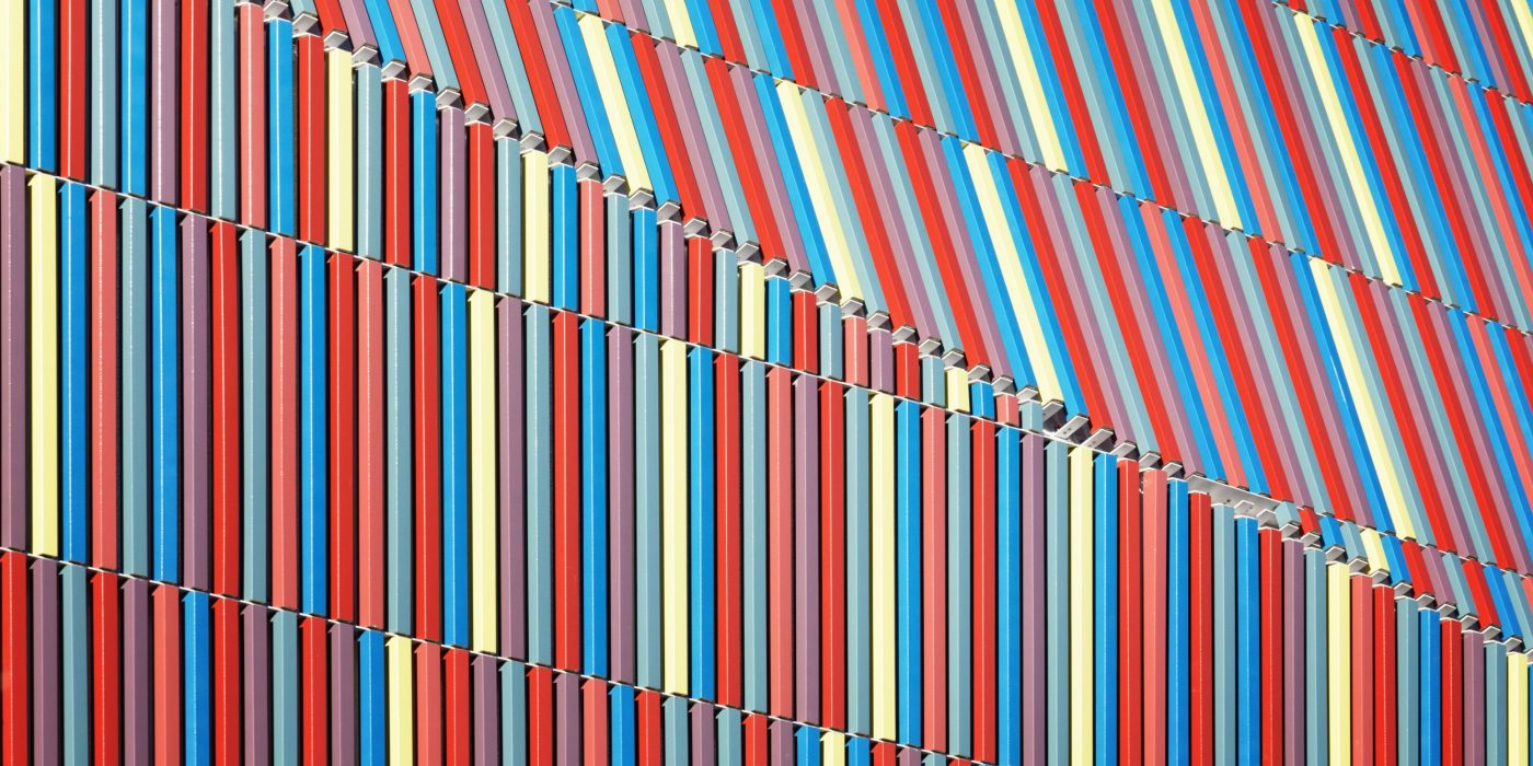 Ecole Simone Veil à Villiers-sur-Marne avec le Bardage Barro Argeton émaillé : rouge, bleu clair, jaune, lilas, rose