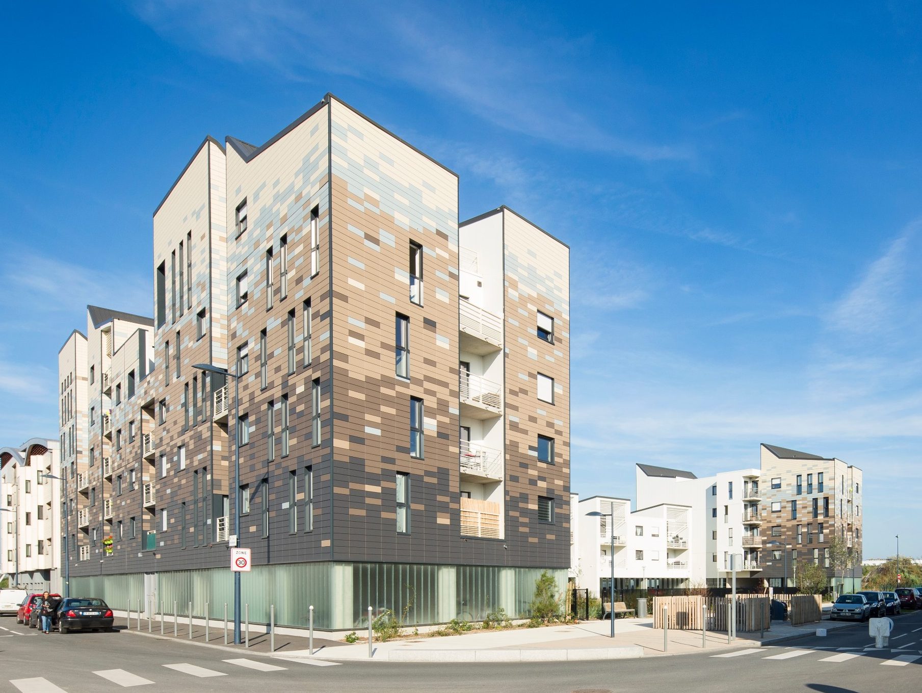 Logement collectif avec 50 logements. 3682 m² SP 5.15 M€ HT. Mise en oeuvre bardage de 2400 m2. Ilot C9, ZAC du Grand Large - Neptune 59140 DUNKERQUE. Panneaux Argeton Argelite 200/640 Gris Volcan, Gris minéral, Gris clair, Bleu glacier, Blanc perle.