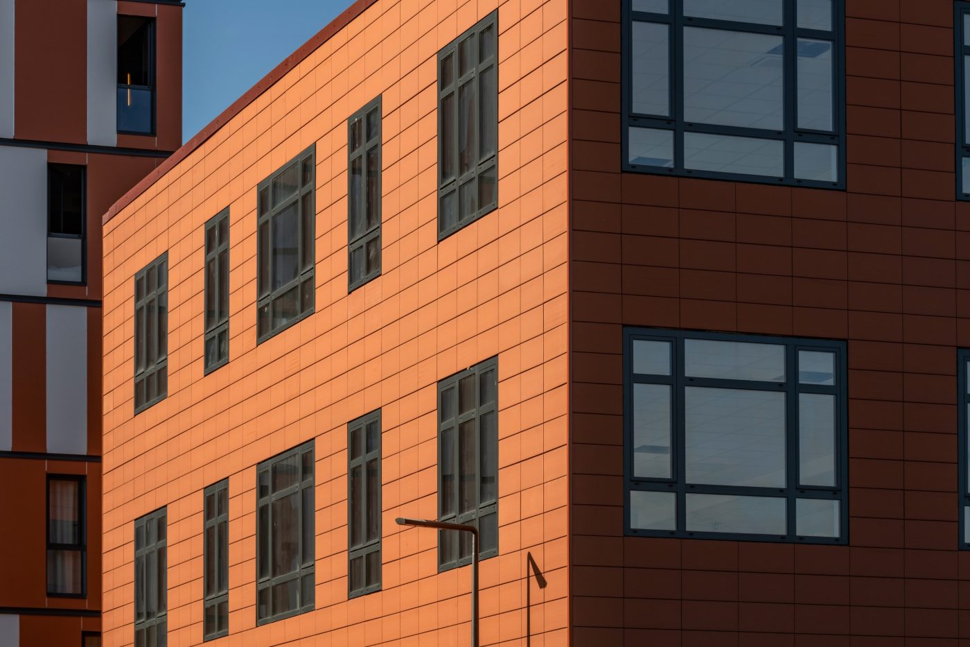 Atelier 114 - Argenteuil avec le bardage terre cuite Tampa rouge naturel moderne