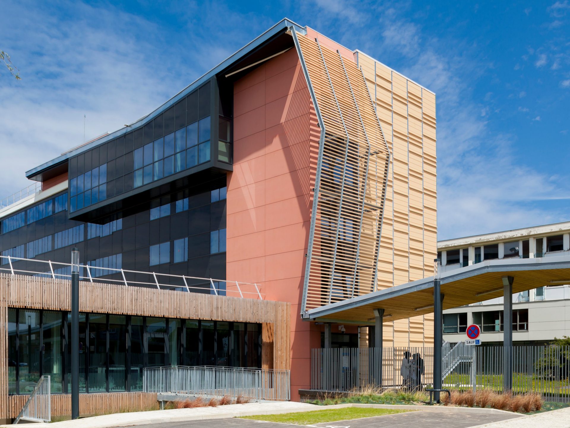 Bâtiment public avec quatre étages. Mise en œuvre bardage. CAF de Maubeuge, 58 boulevard Pasteur 59600 MAUBEUGE. Panneaux Argeton Barro Tampa Abricot Beige