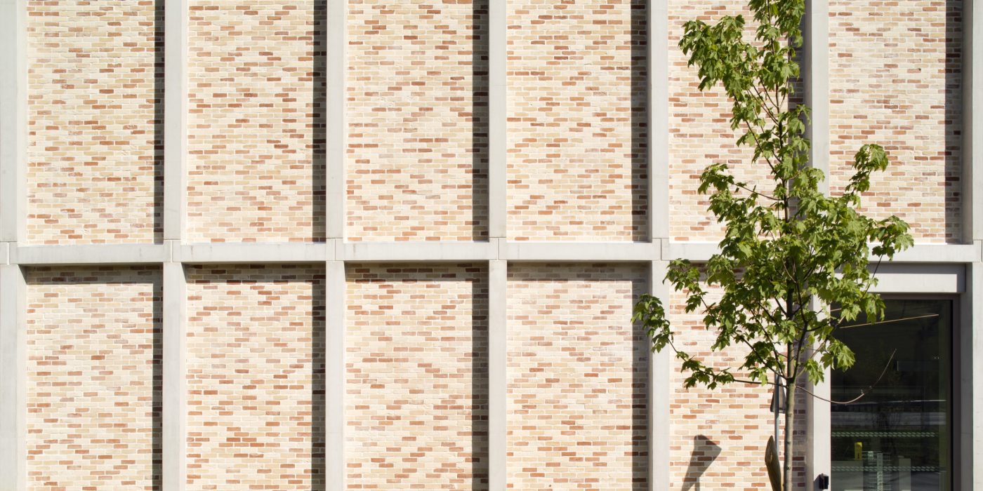 Usine et boutique avec une mise en oeuvre façade avec un étage.  La Fabrique - Biscuiterie Cornu S.A., Zone artisanale 25660 FONTAIN. Brique Terca Ligne Moulée Main Fleur de cerisier.