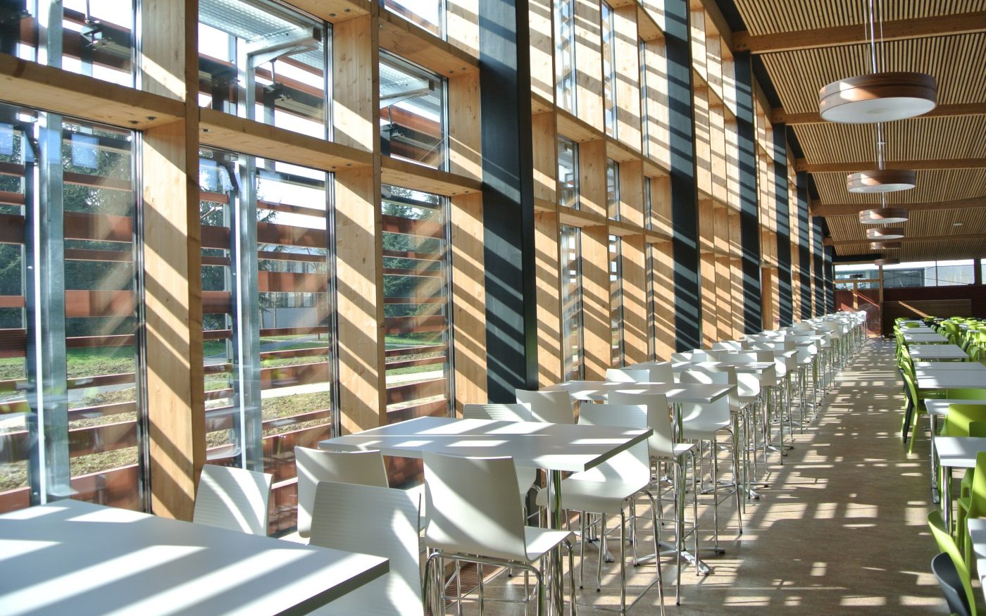 Restaurant universaire à Metz avec Barro brise-soleil Rouge