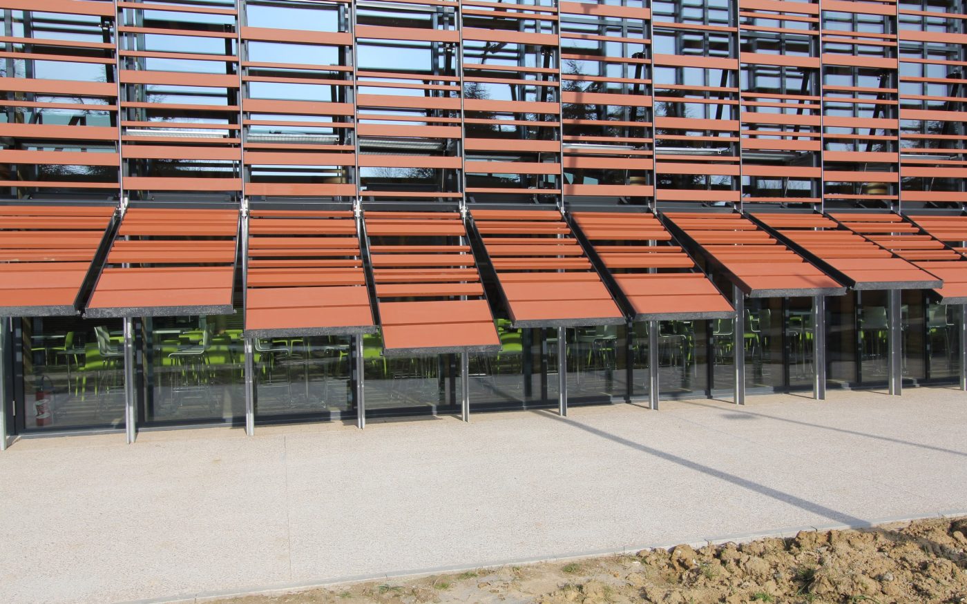 Restaurant universaire à Metz avec Barro brise-soleil Rouge