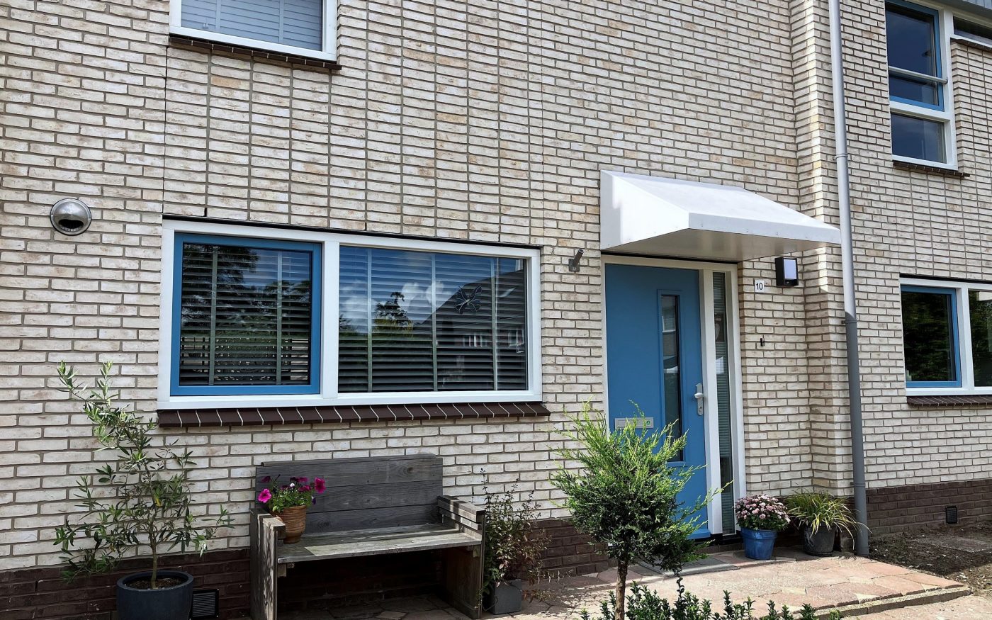 Garderie à Lede en Belgique avec la brique Agora noir graphite et Basia rouge espagnol