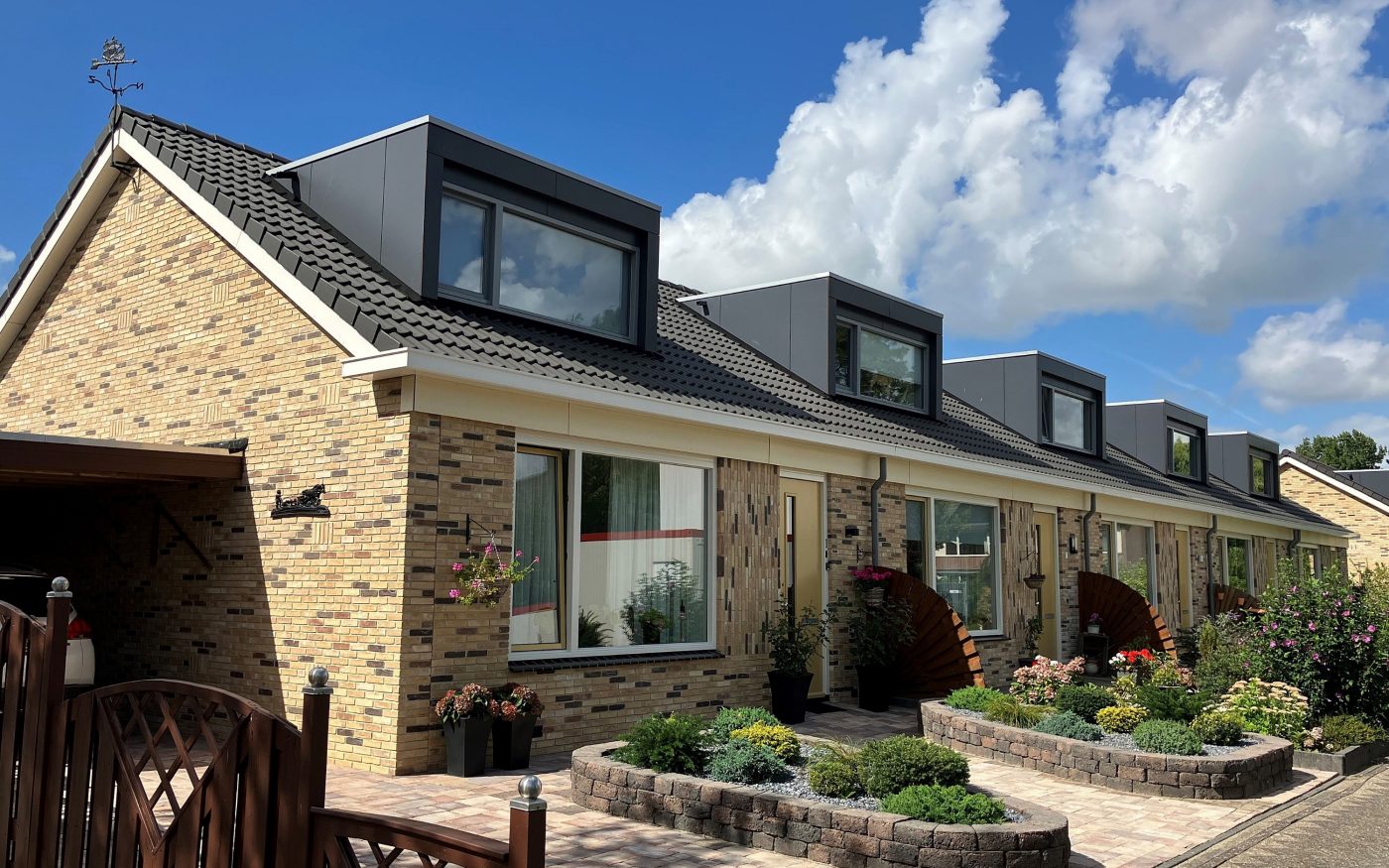 Garderie à Lede en Belgique avec la brique Agora noir graphite et Basia rouge espagnol