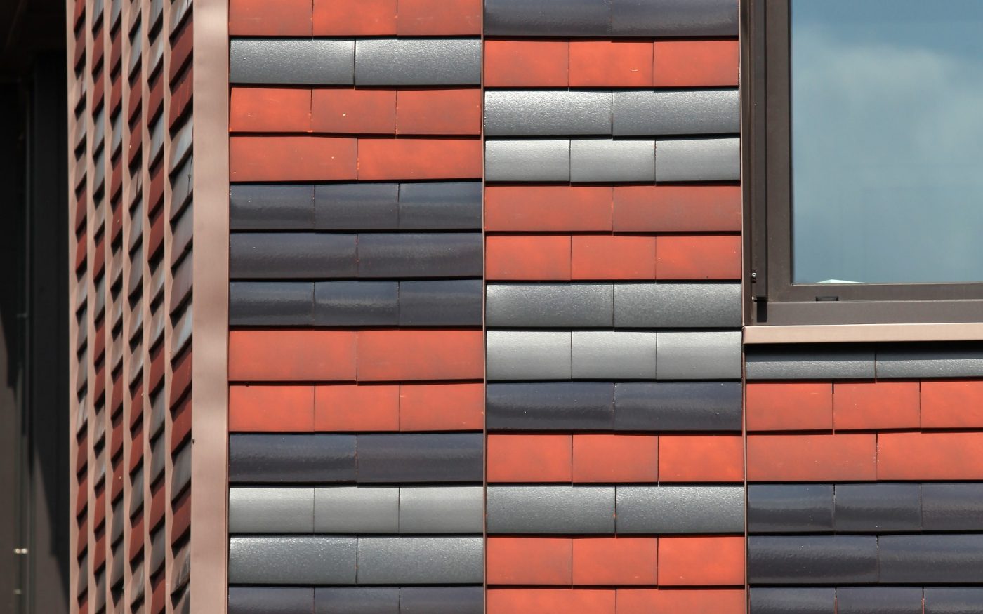 Hôtel de Ville de Saint-Gilles avec le Tuile Plate 301 TUILE PLATE 301 AMARANTE, BRUN  ÉMAILLÉ BRILLANT, LIE-DE-VIN ÉMAILLÉ BRILLANT ET GRIS ARDOISÉ ÉMAILLÉ MAT