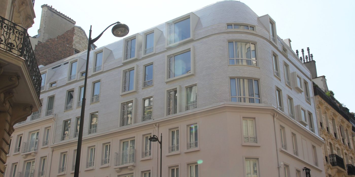 Hôtel de 58 chambres. Hôtel XO, 25 rue Théodore de Banville 75017 PARIS. Mise en œuvre bardage. Tuile Koramic Tuile Plate Plate 301 Blanc Emaillé.