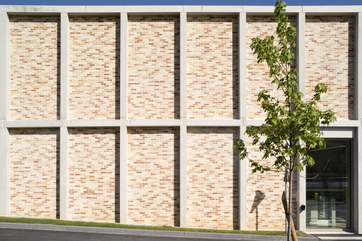 Usine et boutique avec une mise en oeuvre façade avec un étage.  La Fabrique - Biscuiterie Cornu S.A., Zone artisanale 25660 FONTAIN. Brique Terca Ligne Moulée Main Fleur de cerisier.