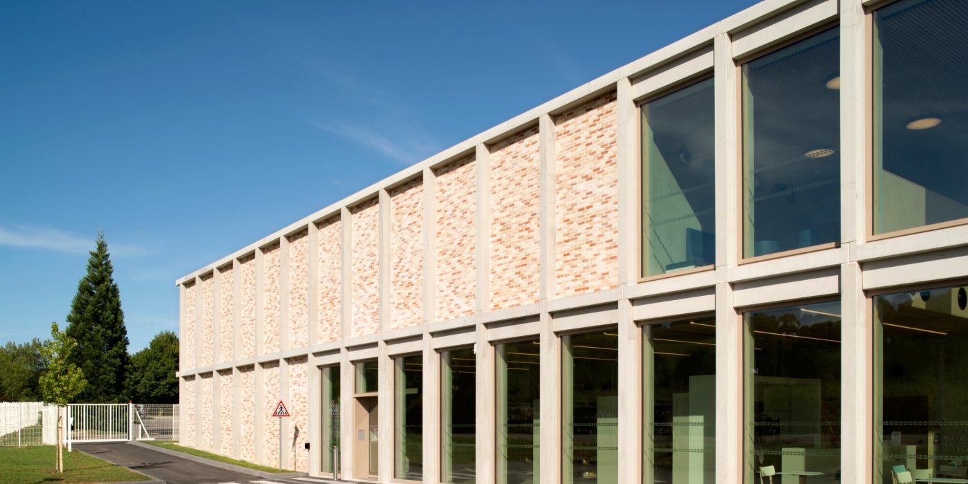 Usine et boutique avec une mise en oeuvre façade avec un étage.  La Fabrique - Biscuiterie Cornu S.A., Zone artisanale 25660 FONTAIN. Brique Terca Ligne Moulée Main Fleur de cerisier.