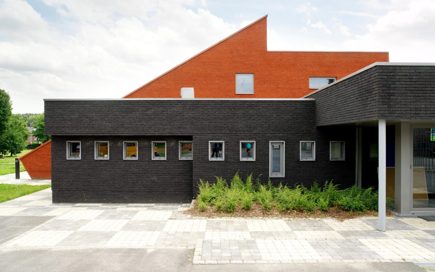 Garderie à Lede en Belgique avec la brique Agora noir graphite et Basia rouge espagnol