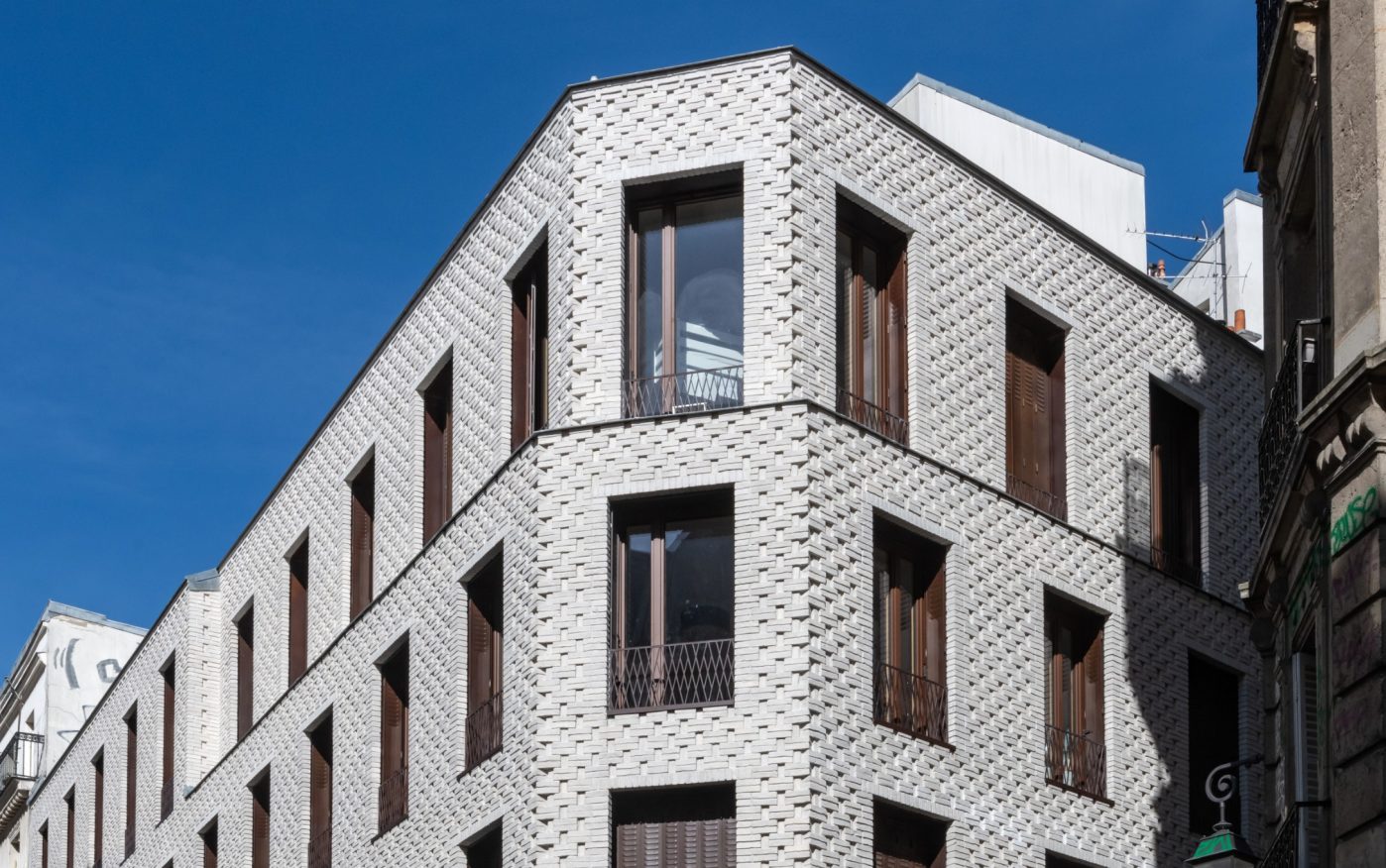 logement Collectif Rue des Trois frères à Paris avec la brique Agora blanc brouillard
